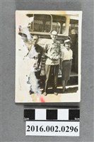 藏品(何友澄與賴土金、金馬號小姐於南投集集站公車前合照)的圖片