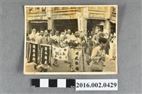 藏品(張星賢擔任副總領隊帶領台灣田徑隊遠征菲律賓成績輝煌，回台遊街慶祝)的圖片