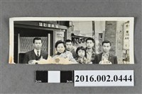 藏品(鄭新合與子女於雅典攝影場前合照)的圖片