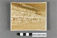 藏品(台灣田徑代表隊高欄選手遠征菲律賓於馬尼拉黎沙運動場比賽照)的圖片