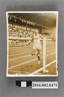 藏品(台灣田徑代表隊郭景林選手遠征菲律賓勇奪八百公尺競賽冠軍衝線照片)的圖片
