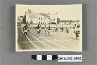 藏品(張星賢代表早稻田大學田徑部遠征朝鮮、滿州比賽於哈爾濱自由車賽車場勇奪一百公尺競賽第一名)的圖片