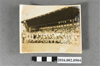 藏品(張星賢擔任副總領隊帶領台灣田徑隊遠征菲律賓與全體隊員於馬尼拉黎沙運動場合照)的圖片