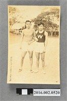 藏品(張星賢就讀早稻田大學時期利用寒假回台擔任巡迴教練與何友澄選手於台南第一女中運動場合照)的圖片