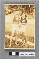 藏品(張星賢就讀早稻田大學時期利用寒假回台擔任巡迴教練與楊啟德選手於台中水源地運動場合照)的圖片