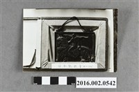 藏品(張星賢就讀早稻田大學時期參加「早、慶田徑對抗賽」八百公尺接力賽創日本新紀錄之日本記錄章照片)的圖片