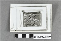 藏品(張星賢就讀早稻田大學時期參加「早、慶田徑對抗賽」八百公尺接力賽創日本新紀錄之日本記錄章照片)的圖片