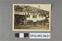 藏品(張星賢任職滿鐵時期代表滿州隊參加「日、滿、華對抗賽」與選手於新京（長春）運動場合照)的圖片