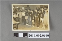 藏品(張星賢與合作金庫桌球隊李國定等人於比賽會場合照)的圖片