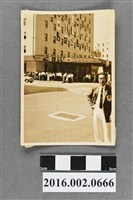 藏品(張星賢擔任臺灣代表隊副總領隊參加「第三屆東京亞運」於第一飯店前獨照)的圖片