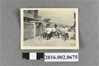 藏品(合作金庫同仁周朝全等人於張星賢住家前合照)的圖片