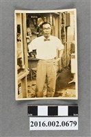 藏品(張星賢於東京新橋醫院旁相機商店獨照)的圖片