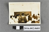 藏品(一群人於室內聚會)的圖片