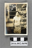 藏品(鄭新合於庭院獨照)的圖片