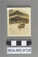 藏品(陳英郎與友人於日本奈良東大寺合照)的圖片