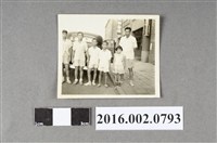 藏品(張星賢與子女於南京西路合庫宿舍前合照)的圖片