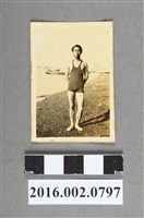 藏品(張志賢著連身泳裝在水岸邊獨照)的圖片