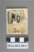 藏品(鄭新合之姪女與四子於南京西路合庫宿舍前合照)的圖片