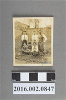 藏品(張星賢任職合作金庫時期與曾梅芳等同仁於合庫桃園支庫後庭院合照)的圖片