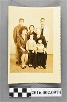 藏品(賴天頤赴日參加亞細亞桌球協會會議前全家於台中合照)的圖片