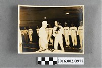 藏品(張星賢擔任自由中國臺灣田徑隊副總領隊遠征菲律賓，隊員獻勝利獎盃於馬尼拉黎沙運動場合照)的圖片