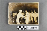 藏品(張星賢擔任自由中國臺灣田徑隊副總領隊遠征菲律賓，隊長陳英郎獻勝利獎盃於馬尼拉黎沙運動場合照)的圖片