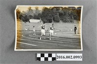 藏品(張星賢參加日本慶應大學舉行的傳統早、慶田徑對抗賽與隊友於日吉運動場)的圖片