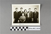 藏品(張星賢全家於台北伊凡人像攝影合照)的圖片