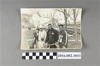 藏品(楊傳廣代表臺灣參加第十七屆羅馬奧運與教練、日籍選手等人合照)的圖片