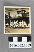 藏品(張星賢任職合庫桃園支庫經理與副理曾梅芳等同仁於華美旅行社合照)的圖片