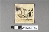 藏品(張星賢任職合庫桃園支庫經理與副理曾梅芳等同仁、邵族於明潭國校水社分校合照)的圖片