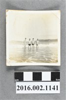 藏品(張星賢之四子與友人於海邊合照)的圖片