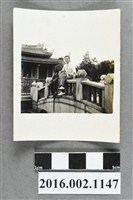 藏品(張星賢之四子與堂舅於埔里廟宇合照)的圖片