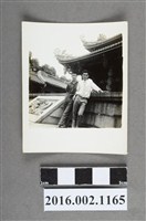 藏品(張星賢之四子與堂舅於埔里廟宇合照)的圖片