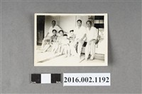 藏品(張星賢夫婦與四妹全家人於台南住家合照)的圖片