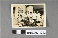 藏品(張星賢之合作金庫桌球隊於公車車站前合照)的圖片