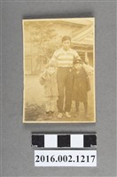 藏品(張星賢於鎌倉師範學校與兩位男孩合影)的圖片