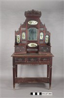 藏品(朱漆雕花鑲彩繪玻璃畫梳妝臺)的圖片