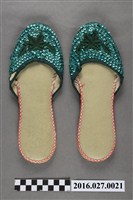 藏品(綴綠色珠花皮拖鞋)的圖片