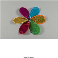 藏品(彩色塑膠花瓣裝飾)的圖片