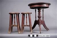 藏品(鑲彩色磁磚寢室桌椅組)的圖片