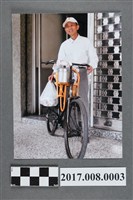 藏品(侯東松騎富士霸王號腳踏車購物照)的圖片