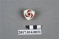 藏品(金白紅三色太陽紋三角形紀念章)的圖片