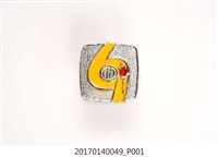 藏品(民國69年銀黃紅三色火炬紋方形紀念章)的圖片