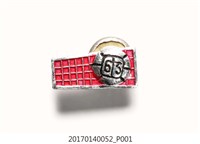 藏品(民國63年足球紋長方形紀念徽章)的圖片