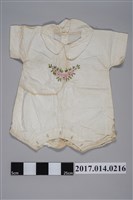 藏品(幼兒白色翻領短袖連身開襠褲)的圖片