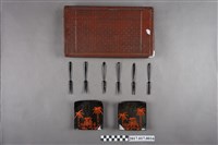 藏品(臺南物產商會製臺南城門及椰子樹紋牛角盤組)的圖片