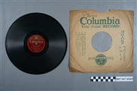 藏品(古倫美亞公司發行日語專輯《日滿支親善歌：興亞三人娘》10吋蟲膠唱片與封套)的圖片