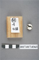 藏品(棒球胸章與盒子)的圖片