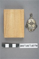 藏品(棒球紀念章與紀念章盒子)的圖片